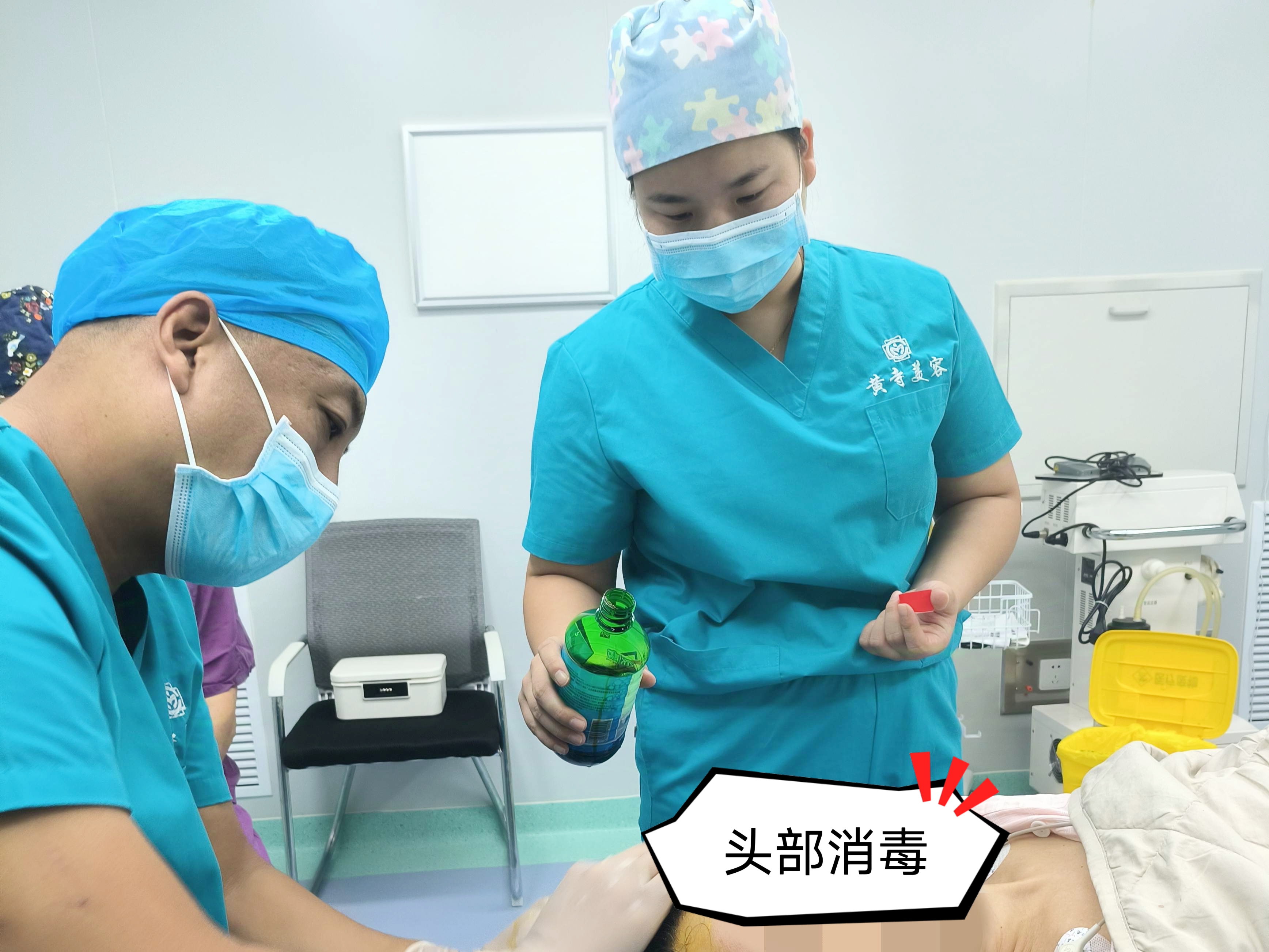 在术前彻底消毒一次,保持无菌条件下进行手术,术后每换药一次均会对