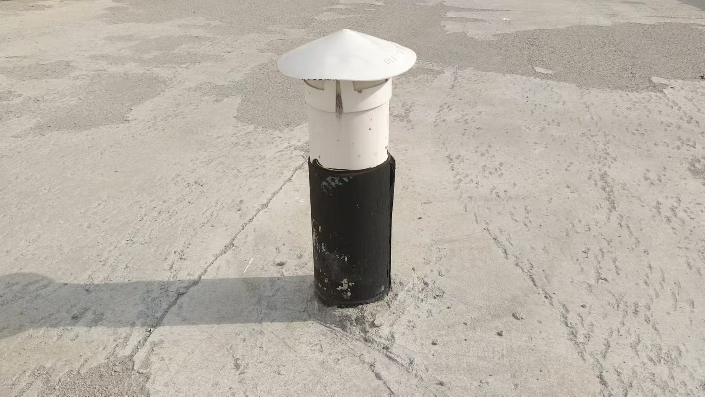 公司安全员在屋顶检查,发现屋顶排气孔上部的防雨帽有破碎和脱落,给