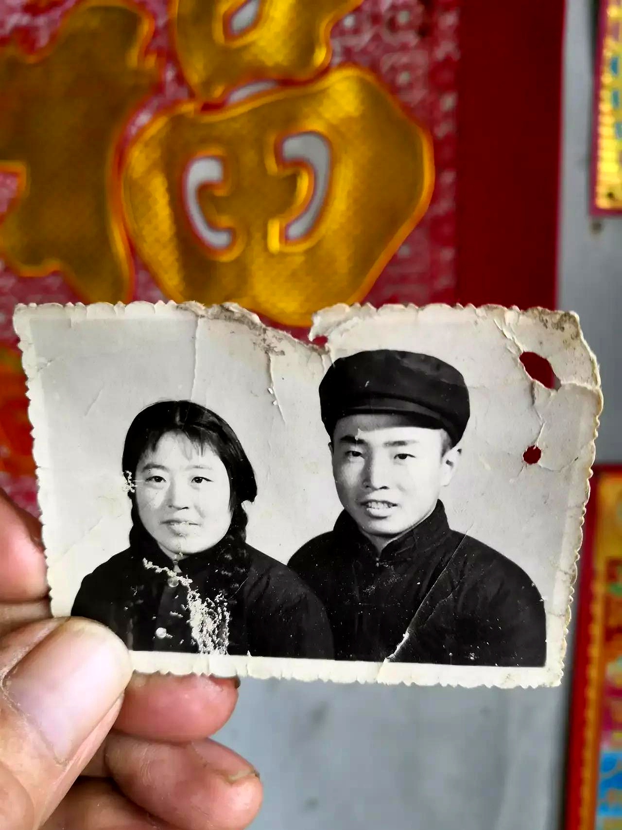 这是和老伴儿在74年都是虚岁22岁订婚时去离家30多公里的县城里在