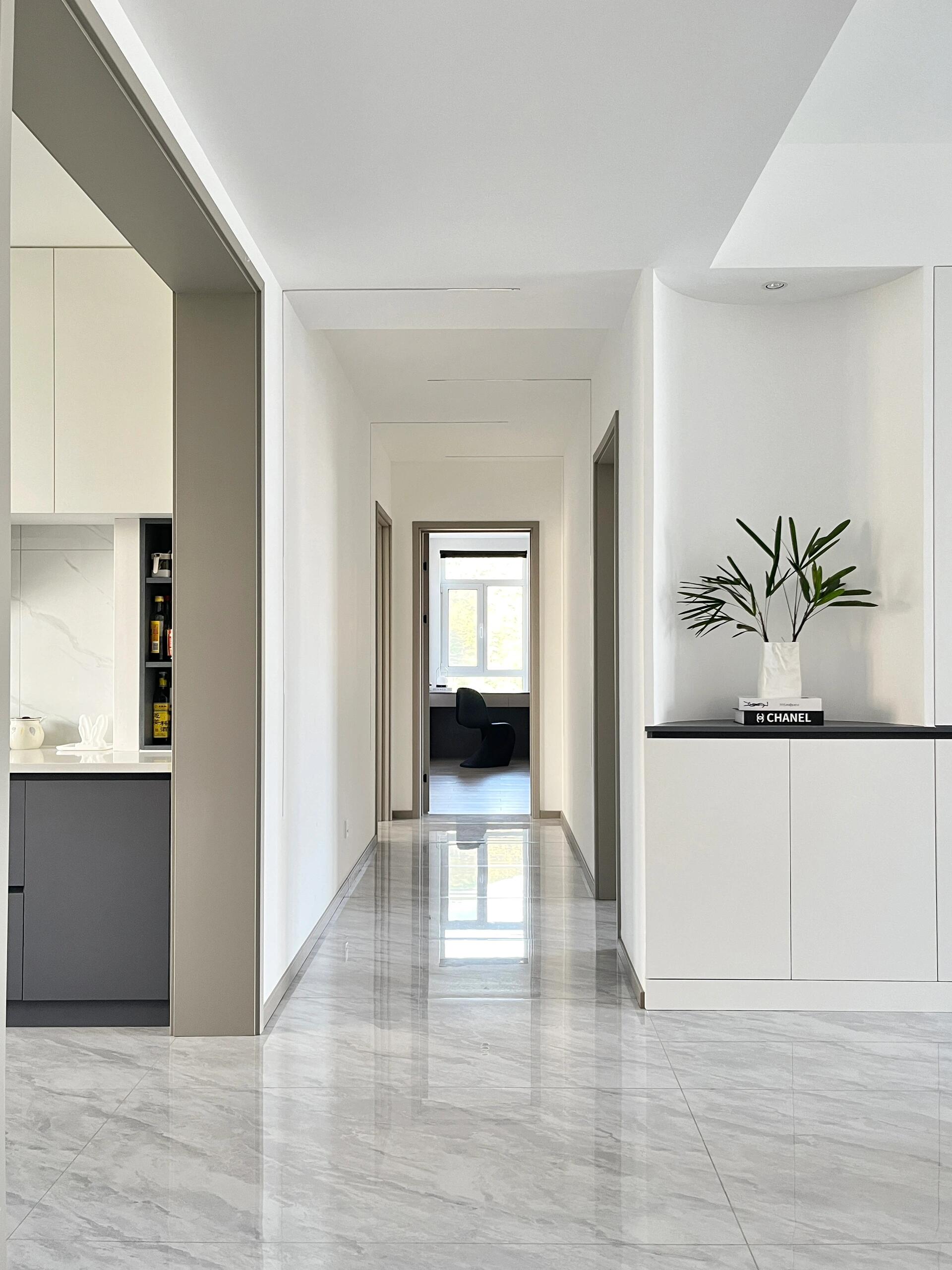 只有浅灰色地砖通铺,墙面刷了两遍漆 需要