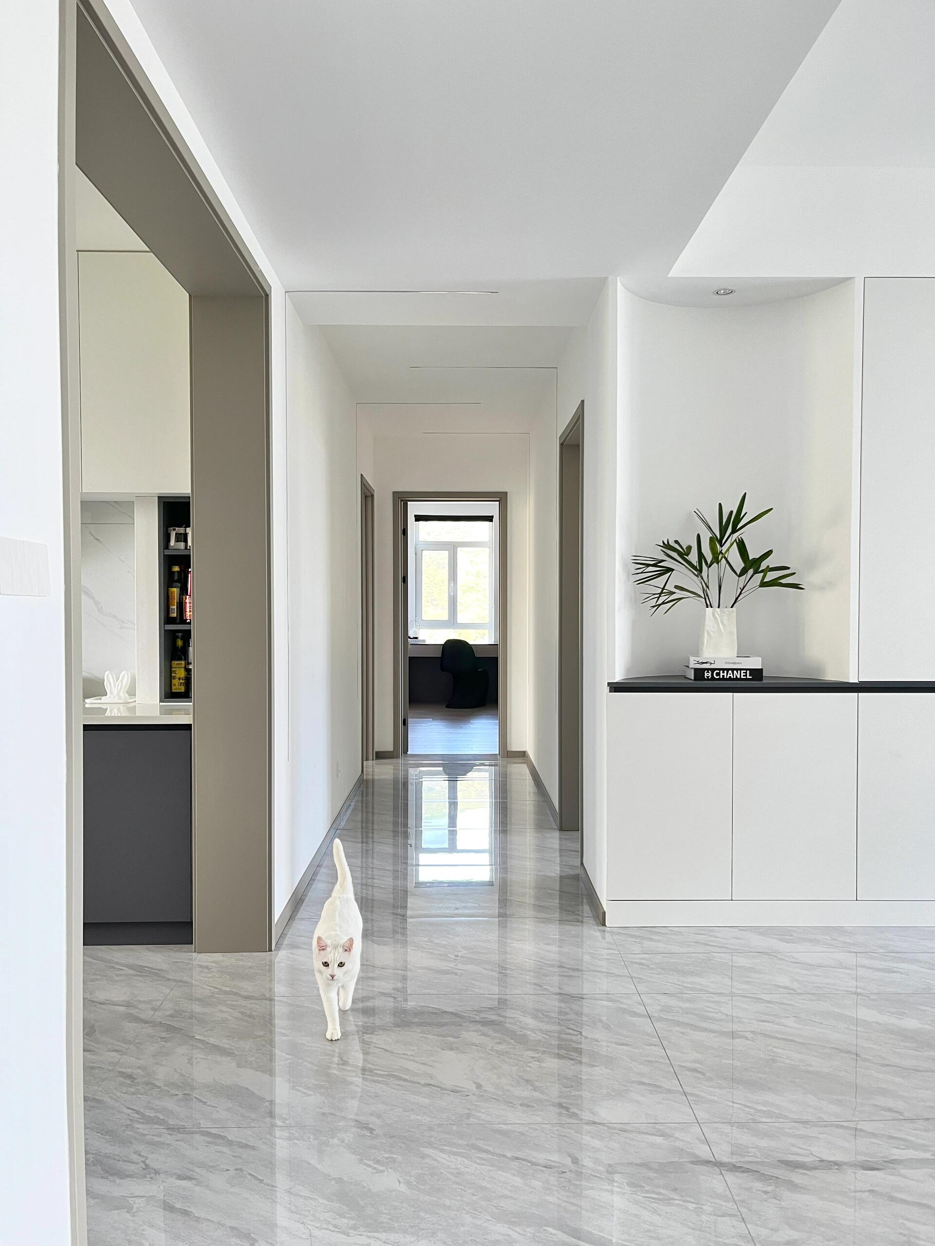 180平,三室两厅两卫 硬装花费20w,毛坯到入住40w 大面积刷的纯白乳胶