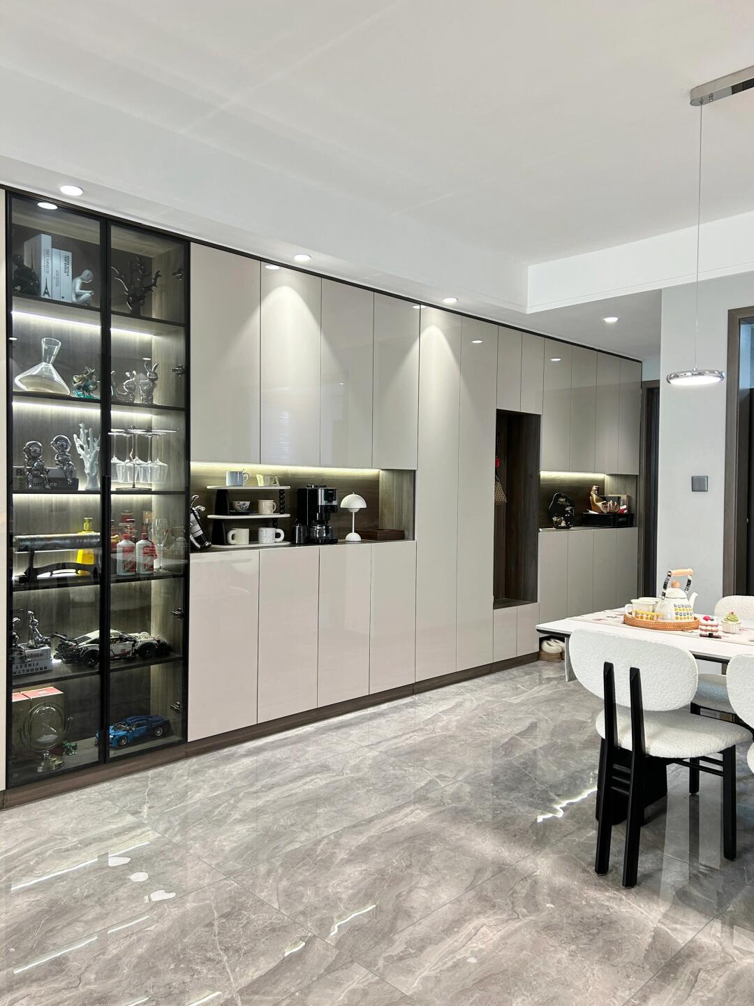 再加上平时家里很少堆积杂物 所以看起来通透又显大三只喜鹊全屋定制