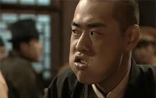 当时李幼斌呵斥他:"你想出名我不妨碍你,但你不能把我摔死啊!