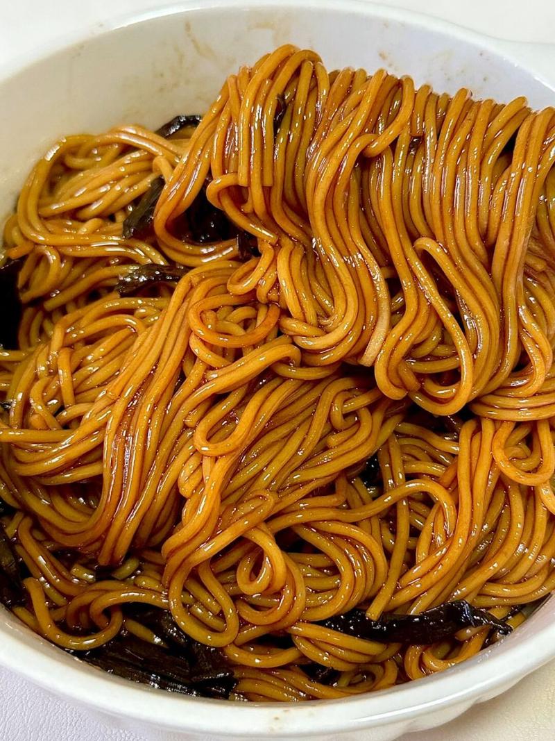 老上海葱油拌面的酱汁是其灵魂所在,以下是酱汁的具体做法: