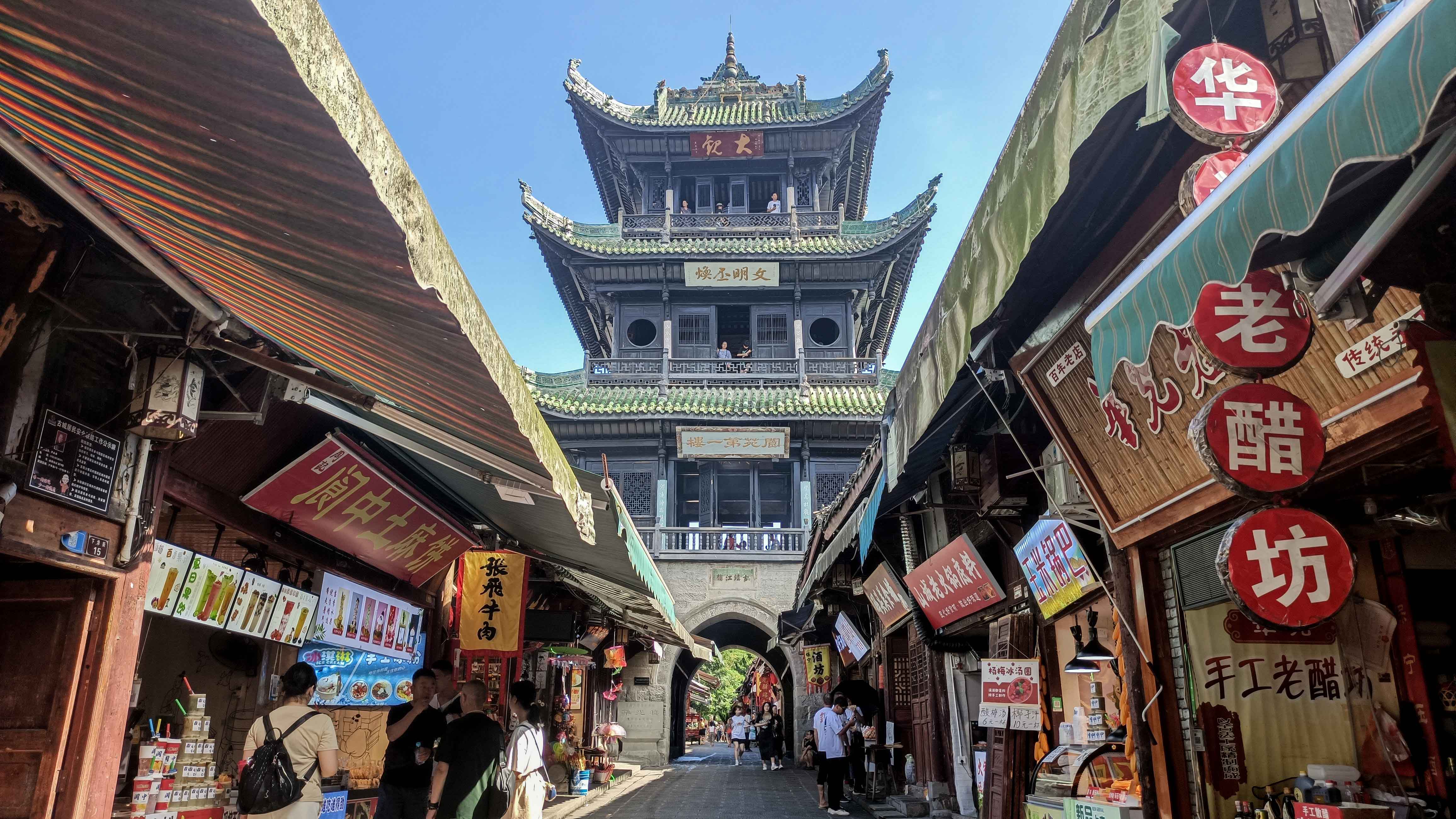 阆中古城,山水相绕,人文荟萃,美食飘香,这才是古城该有的样子.