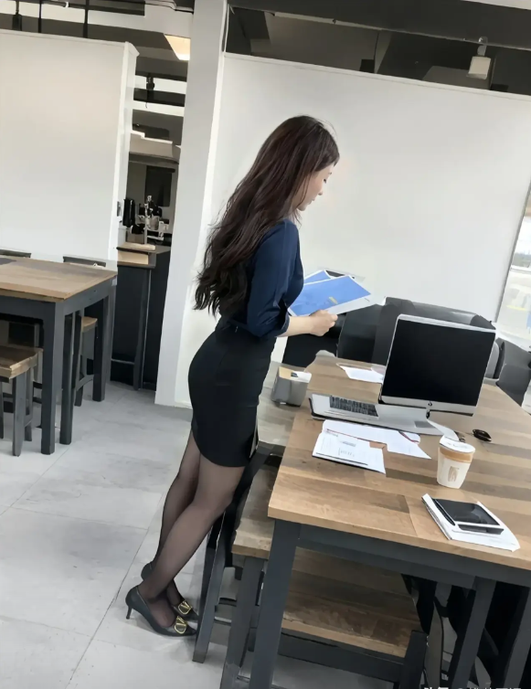 30岁的职场美女穿起了职业装,由内而外的诱惑力#养眼美女# #美腿丝袜