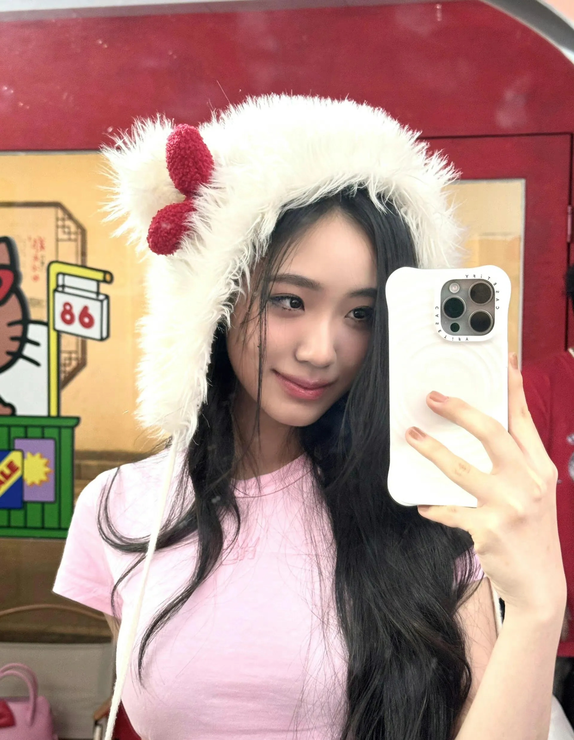 小s二女儿lily晒美照身穿粉色上衣露出小蛮腰