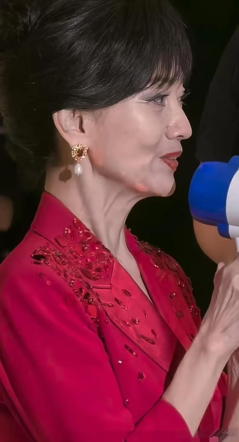 赵雅芝粉丝见面会的生图曝光,凑近一看,妈呀!