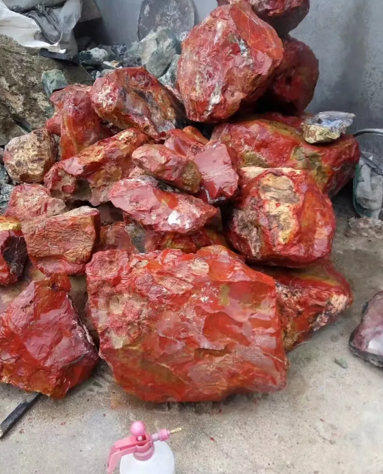 离我们家一百公里左右的一座山上都是这样的红色石头,今天我们去捡