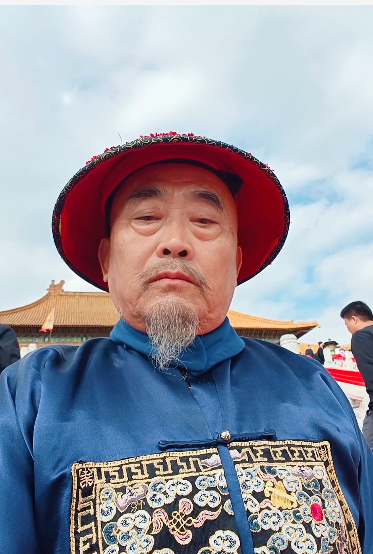 早五点钟在演员公会服务部门口集合,计划四点钟起床