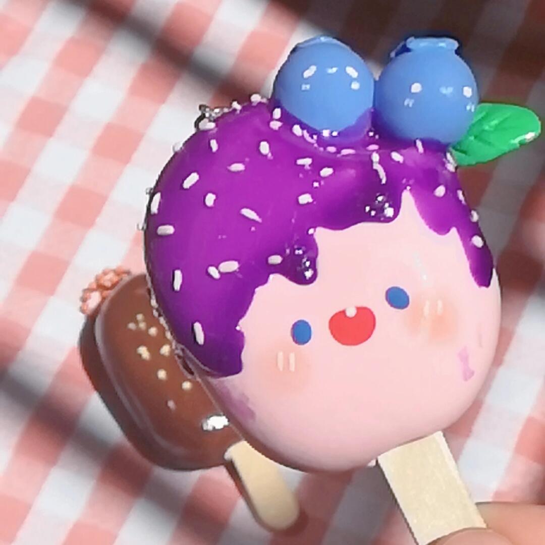 里等你找到它~~ 嘿嘿还捏了蓝莓小冰棒小冰棒的果酱是胶笔哦~很方便