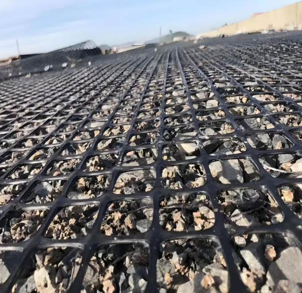 就是这款华太牌锁扣式钢塑土工格栅,简直是地基加固界的扛把子!