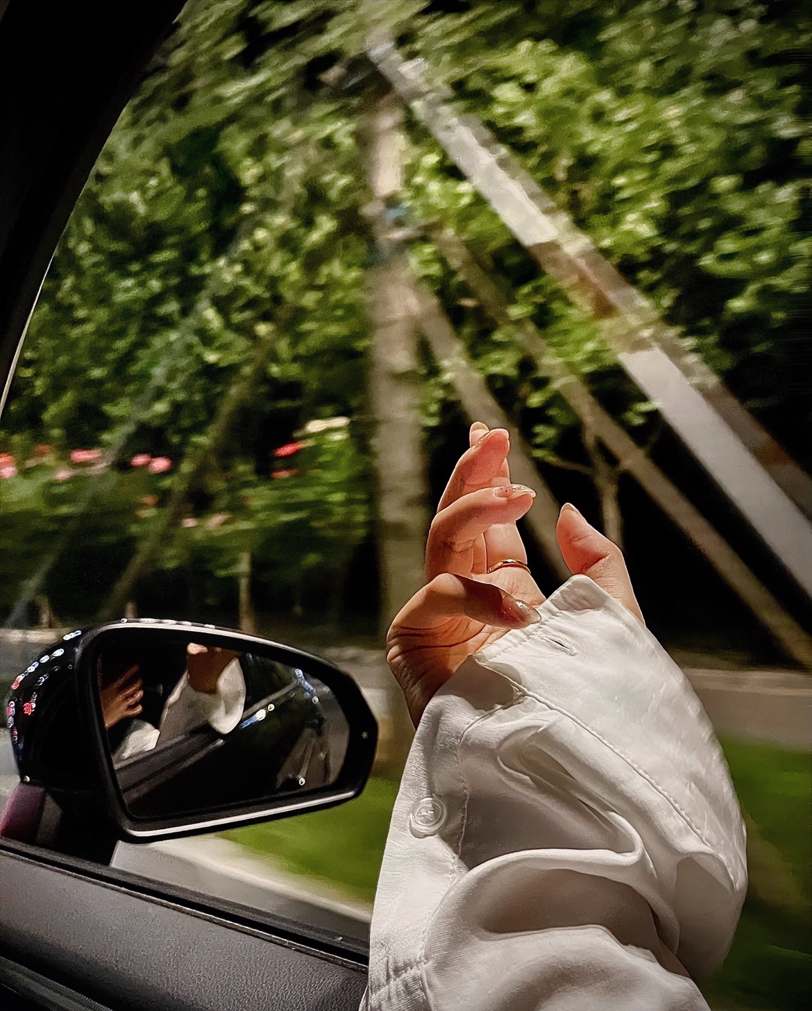 照片主驾伸出一只手的唯美图片车窗手势比心长发背影开车图片车里背影