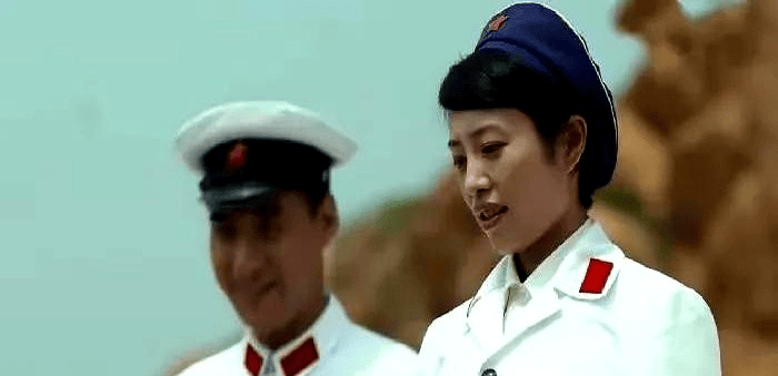 那会儿江亚菲已经是排级,司务长职位比她低两级,安杰当场就炸毛了