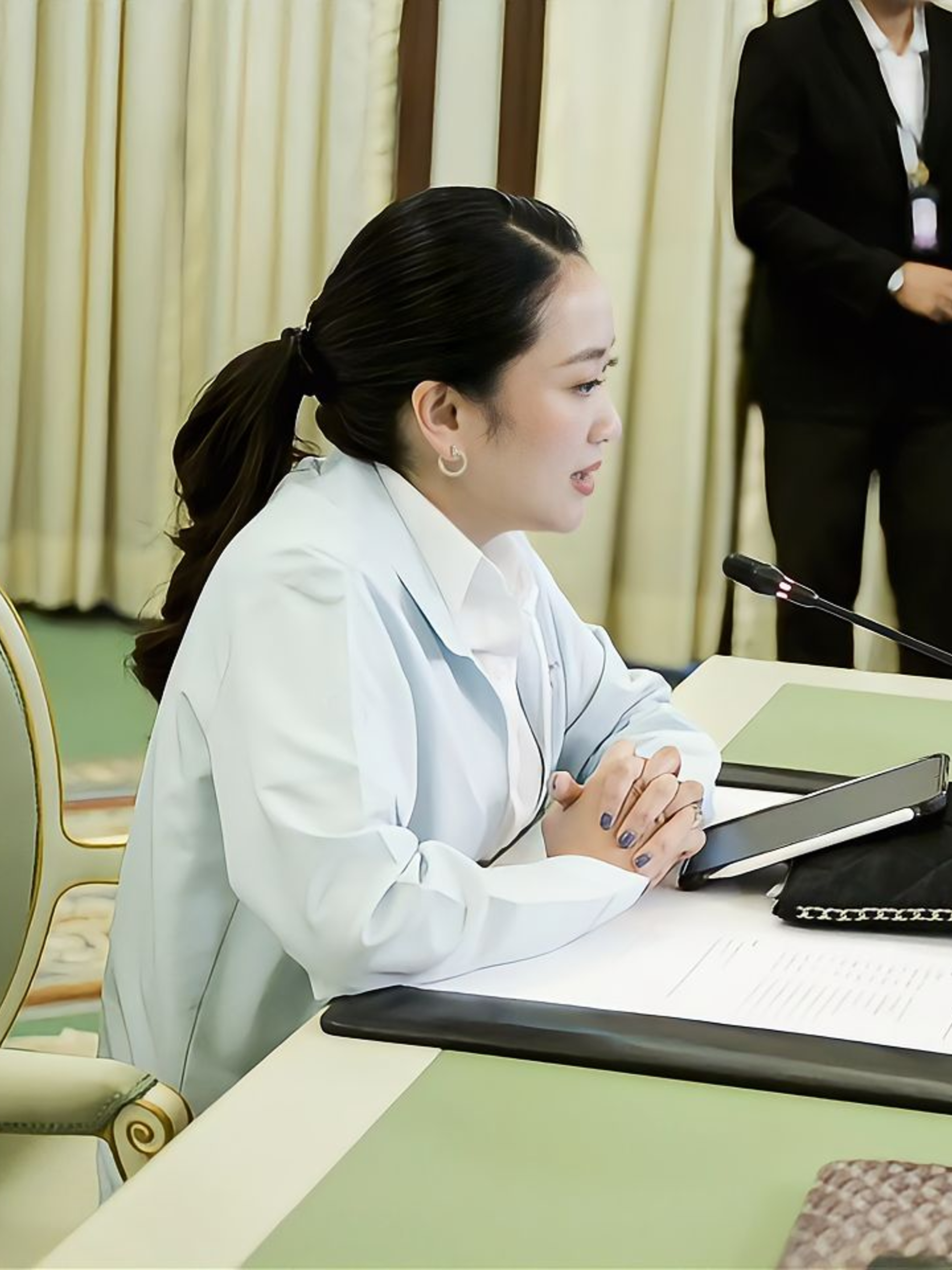 佩通坦低马尾造型惊艳,清新脱俗好少女 2025年6月20