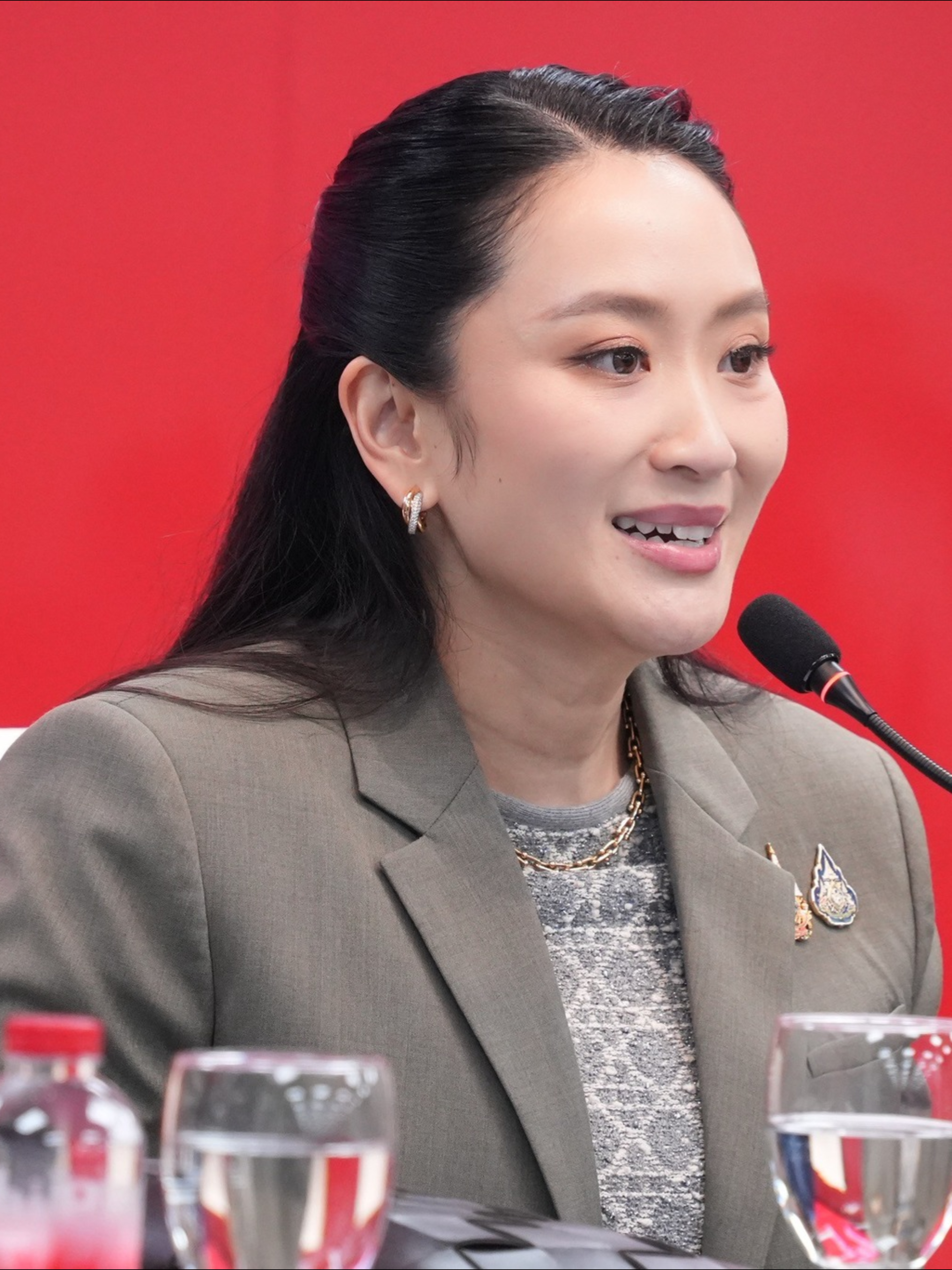 佩通坦自信从容始终在媒体面前保持微笑 2025年9月9