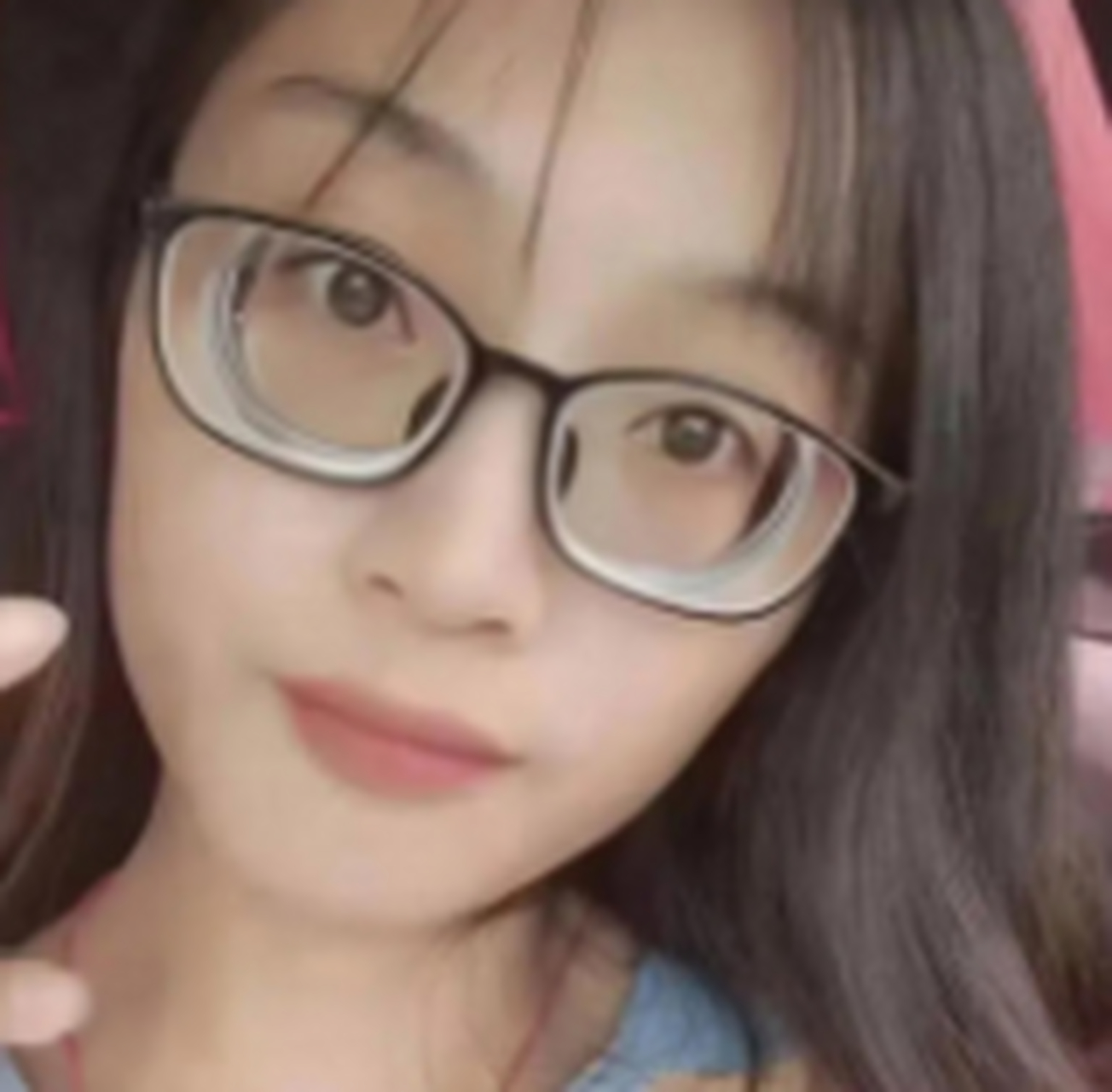 美女的眼睛近视最少得上千度吧?吃饭不戴眼镜不会吃到鼻子里吧?