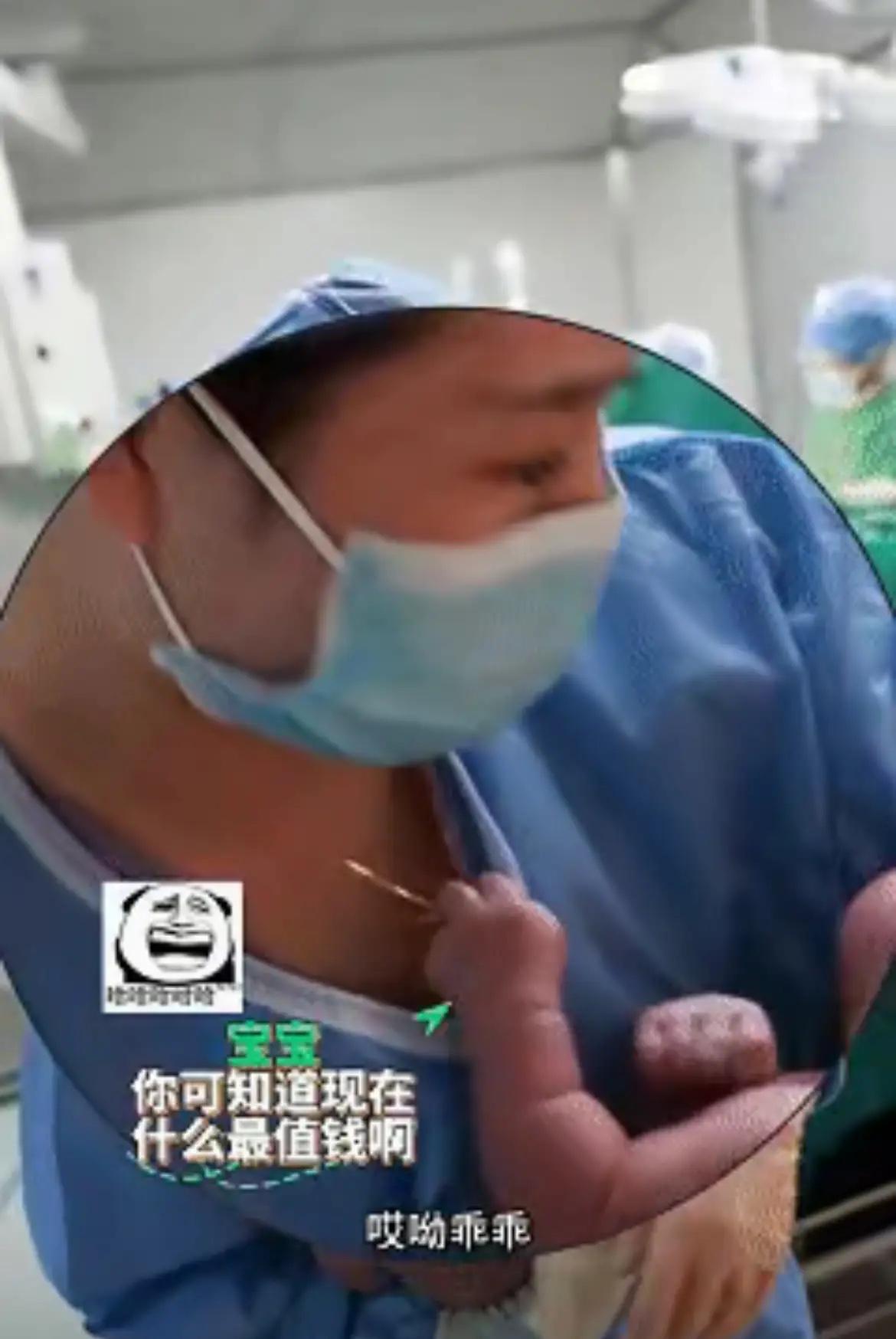 助产师脖子晃着金项链他眼睛都直了小拳头攥得指节发白连拨浪鼓都