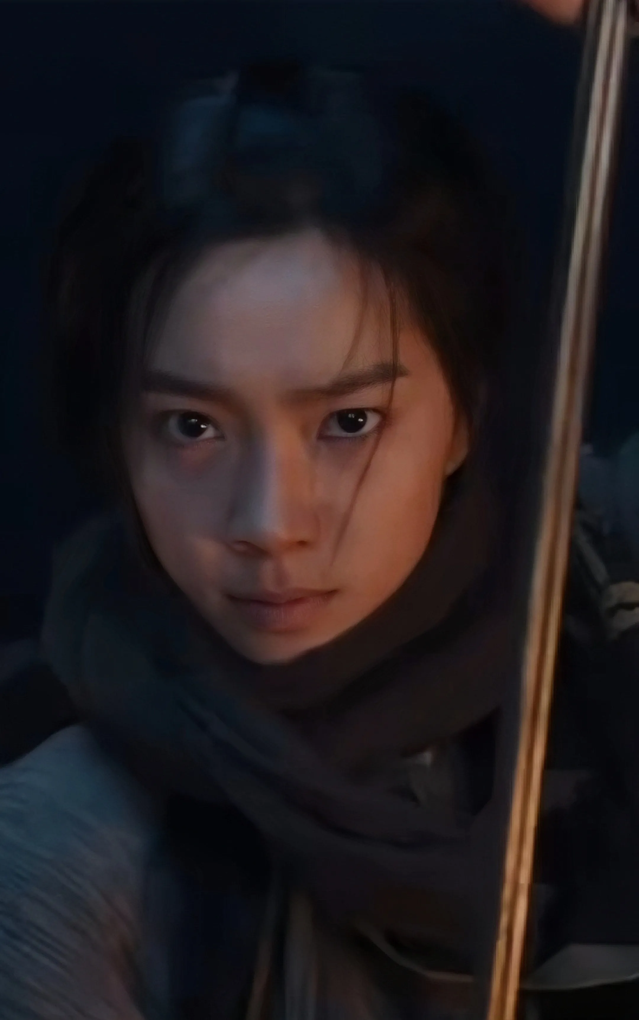 这发型,这围巾,这坚毅的眼神,妥妥民国时期女大学生的扮相,完全没有了