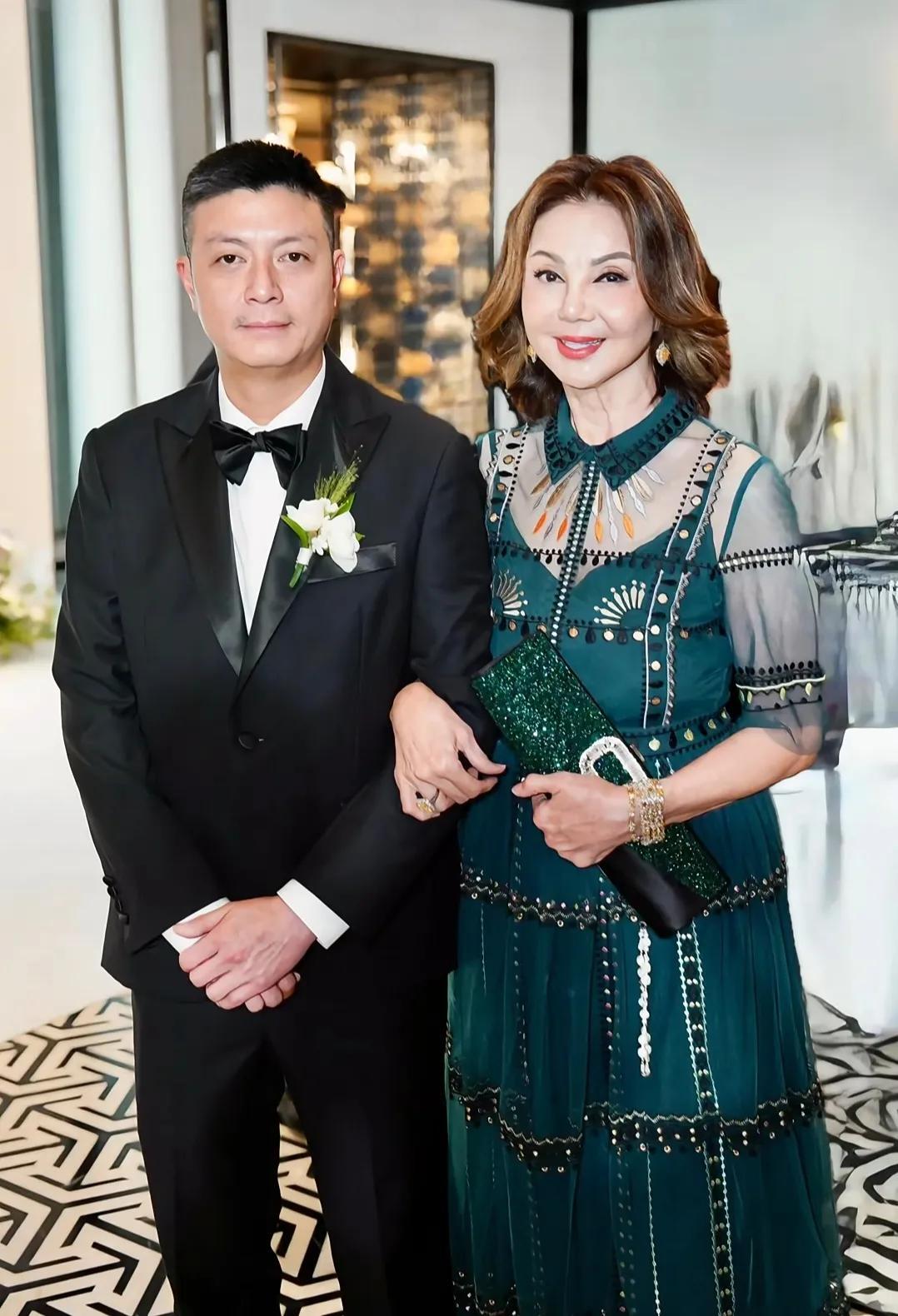 4月25日在香港某酒店举行的一场豪华婚礼,在网络上引发广泛的关注