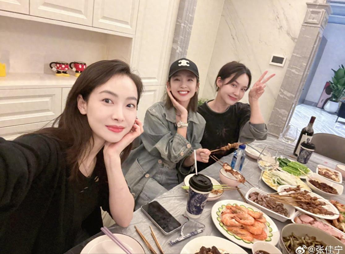 女明星真友谊!宋茜唐艺昕张佳宁撸串自拍破塑料姐妹情
