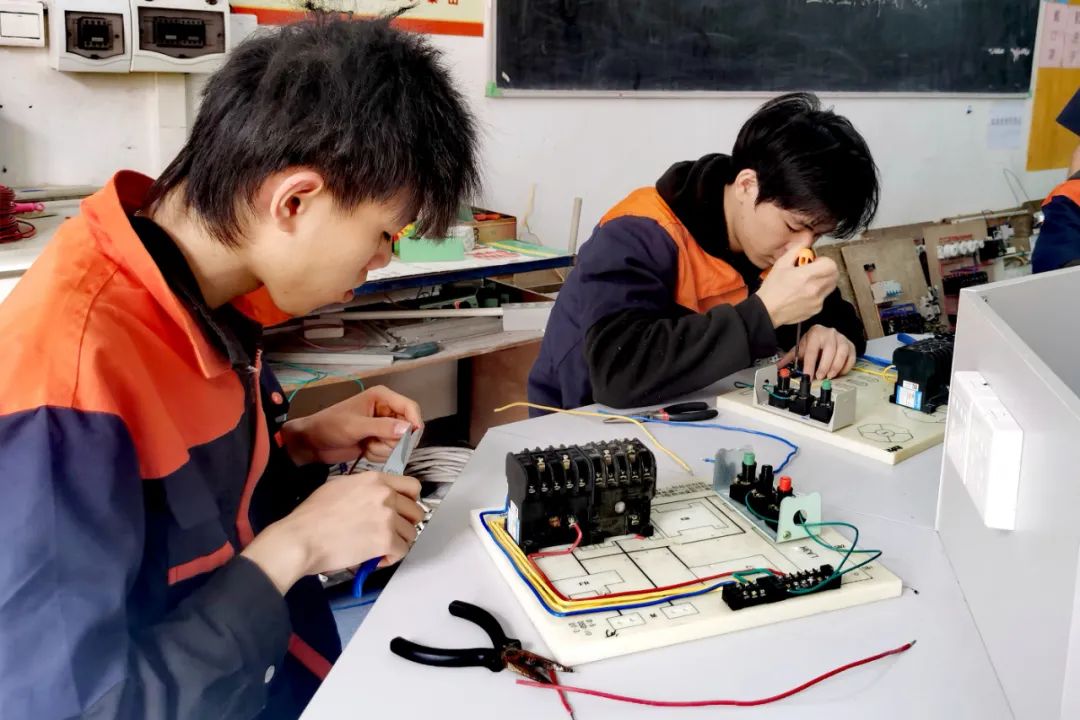 学习机电一体化这个专业需要掌握机械加工技术,电工电子技术,检测结束