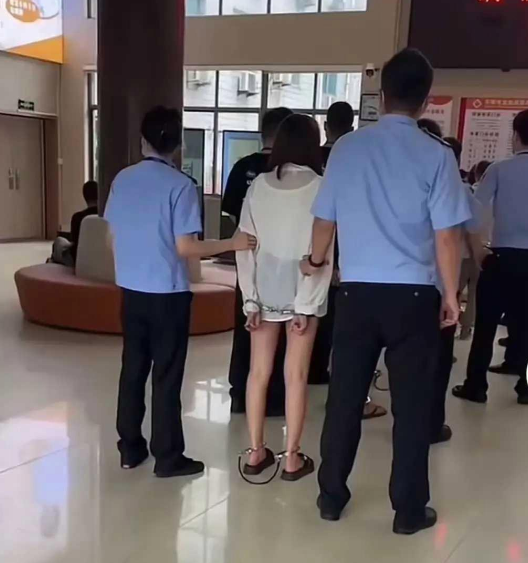 这个戴着脚镣手铐的女子,看背影还非常年轻,她到底犯下了什么不可饶恕