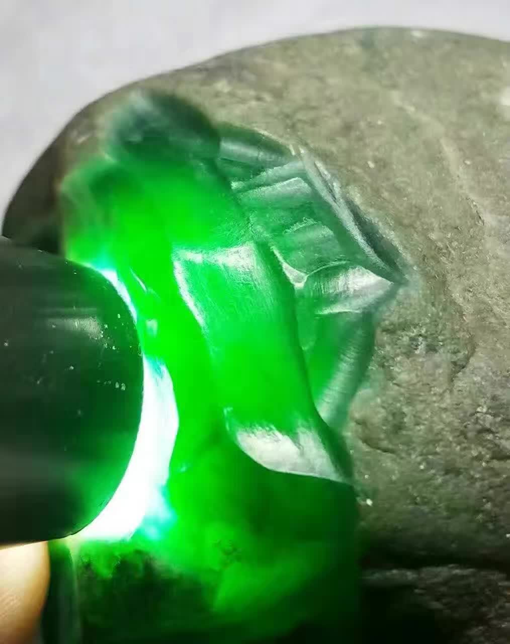 帝王绿翡翠有哪些特征呢视频讲解(帝王绿翡翠有哪些特征呢视频讲解图片) 第2张