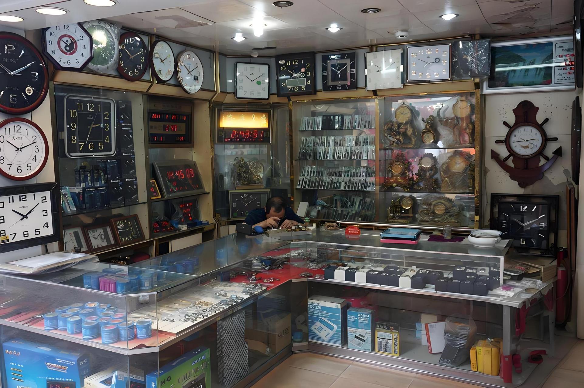 有一家钟表店门庭冷落,不太景气.