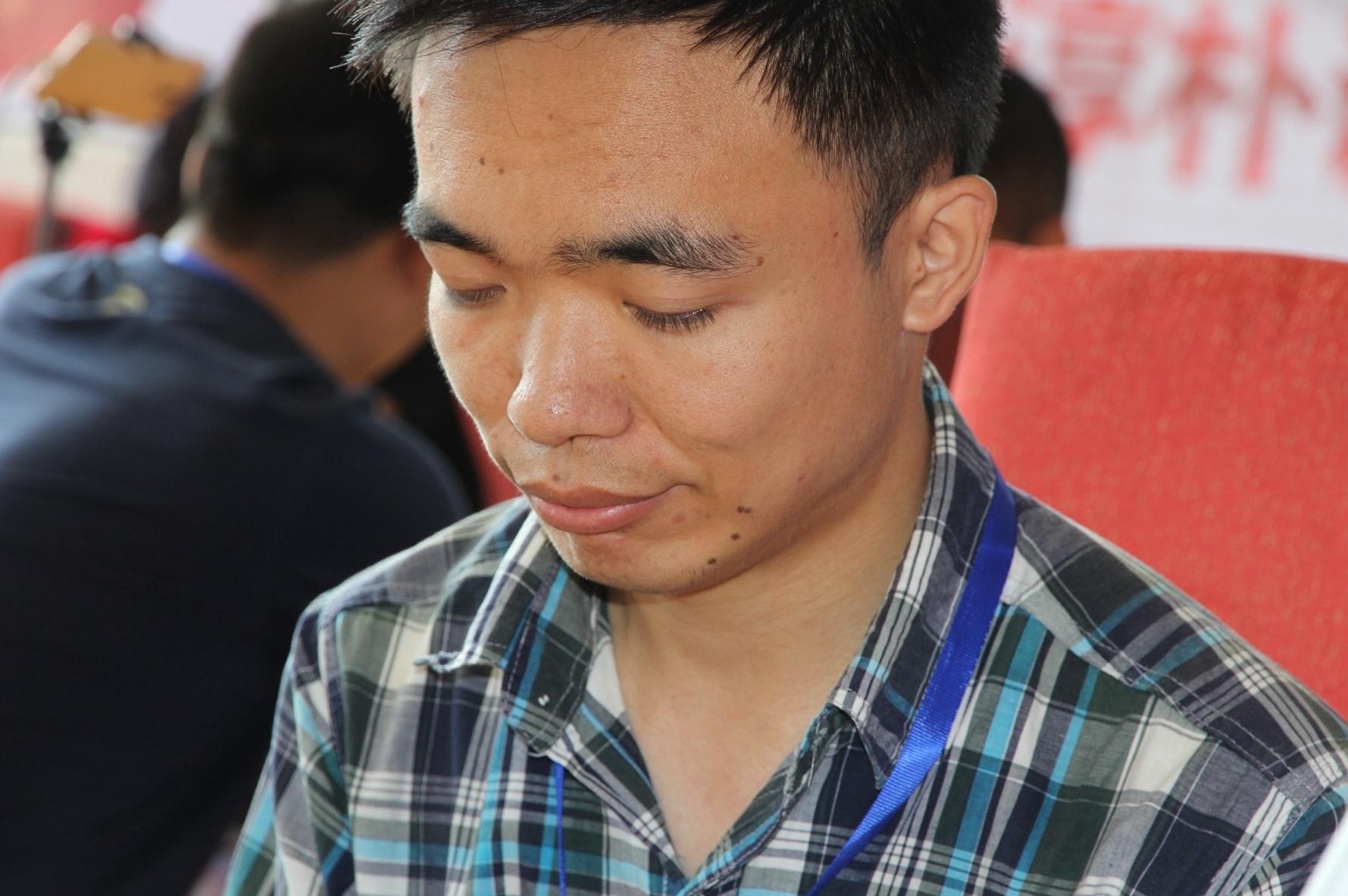 今天孟繁瑞小将慢棋击败曹岩磊夺得新泰杯象棋冠军,喜