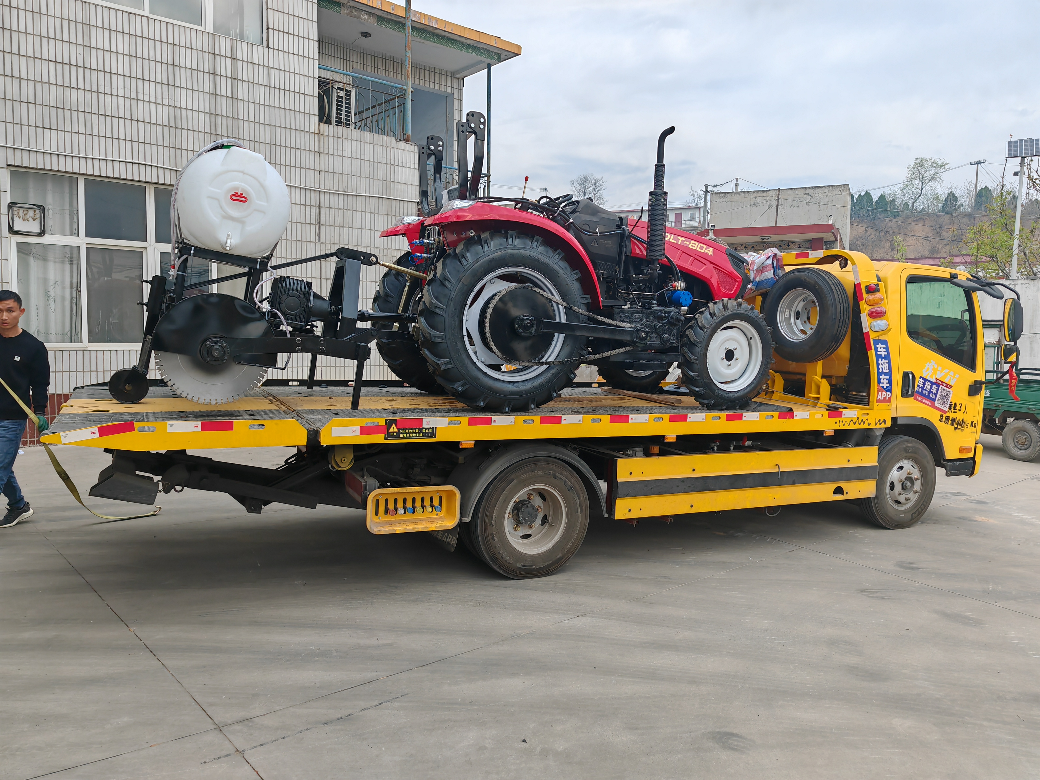 大型柴油公路割缝机# 大型柴油公路割缝机是指以拖拉机作为牵引动力