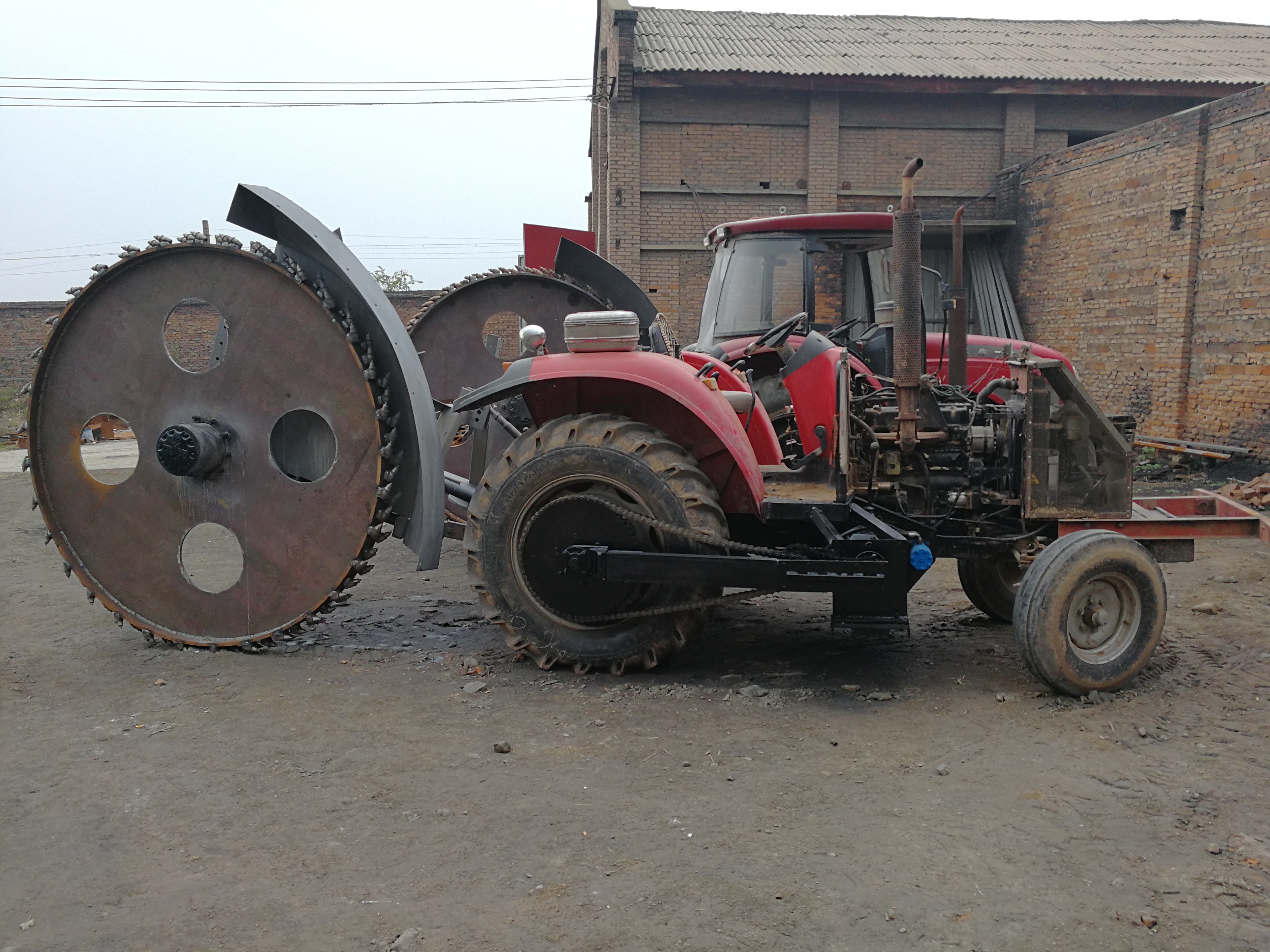 铺设电缆线管开沟机可调整挖沟速度,使坚硬的土层或沥青路面很快破碎