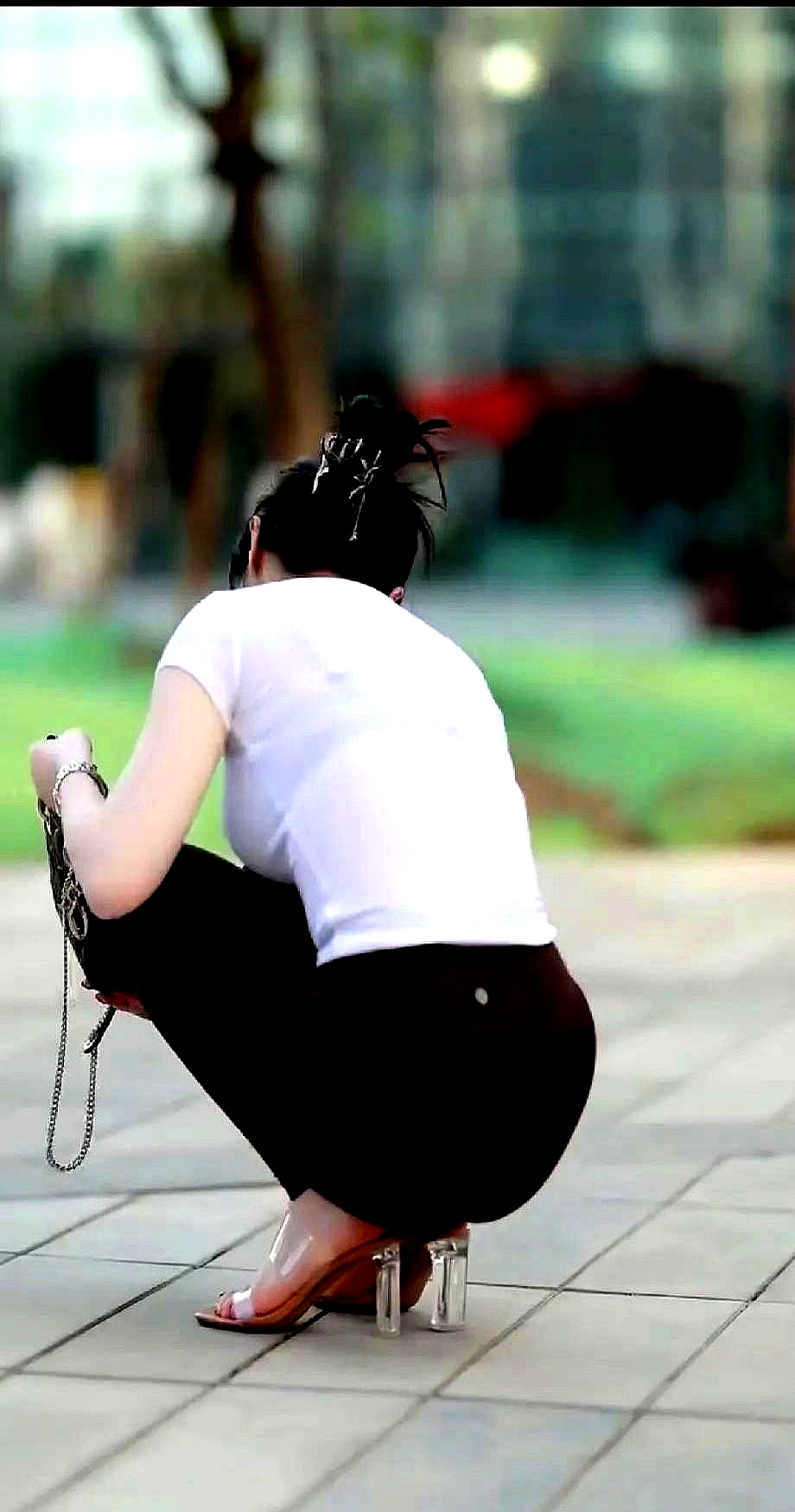 高跟鞋,精致手袋,优雅蹲姿