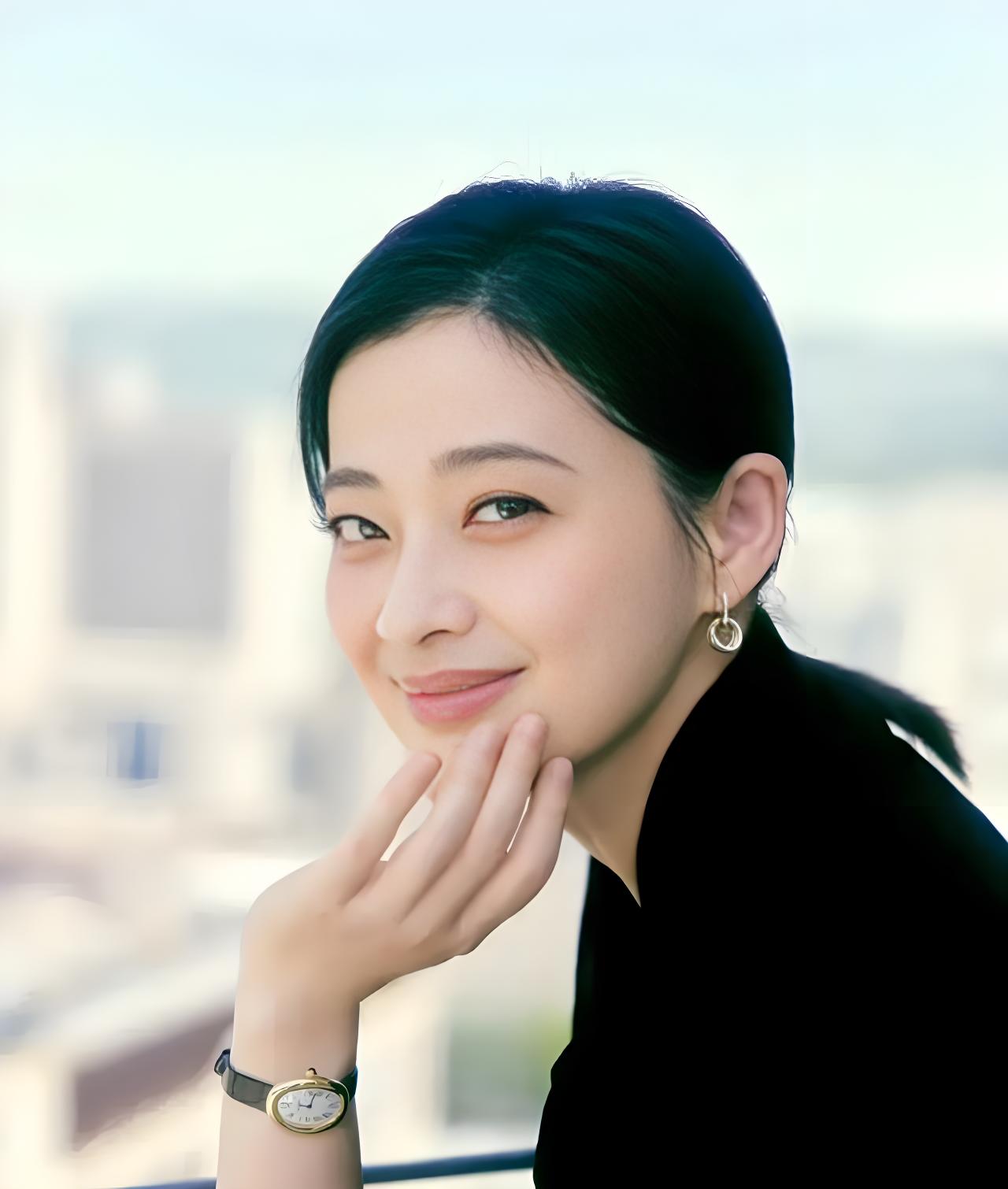 今年,梅婷就要50岁了,而演她妈妈刘美心的邬君梅只比她大9岁,演她爸