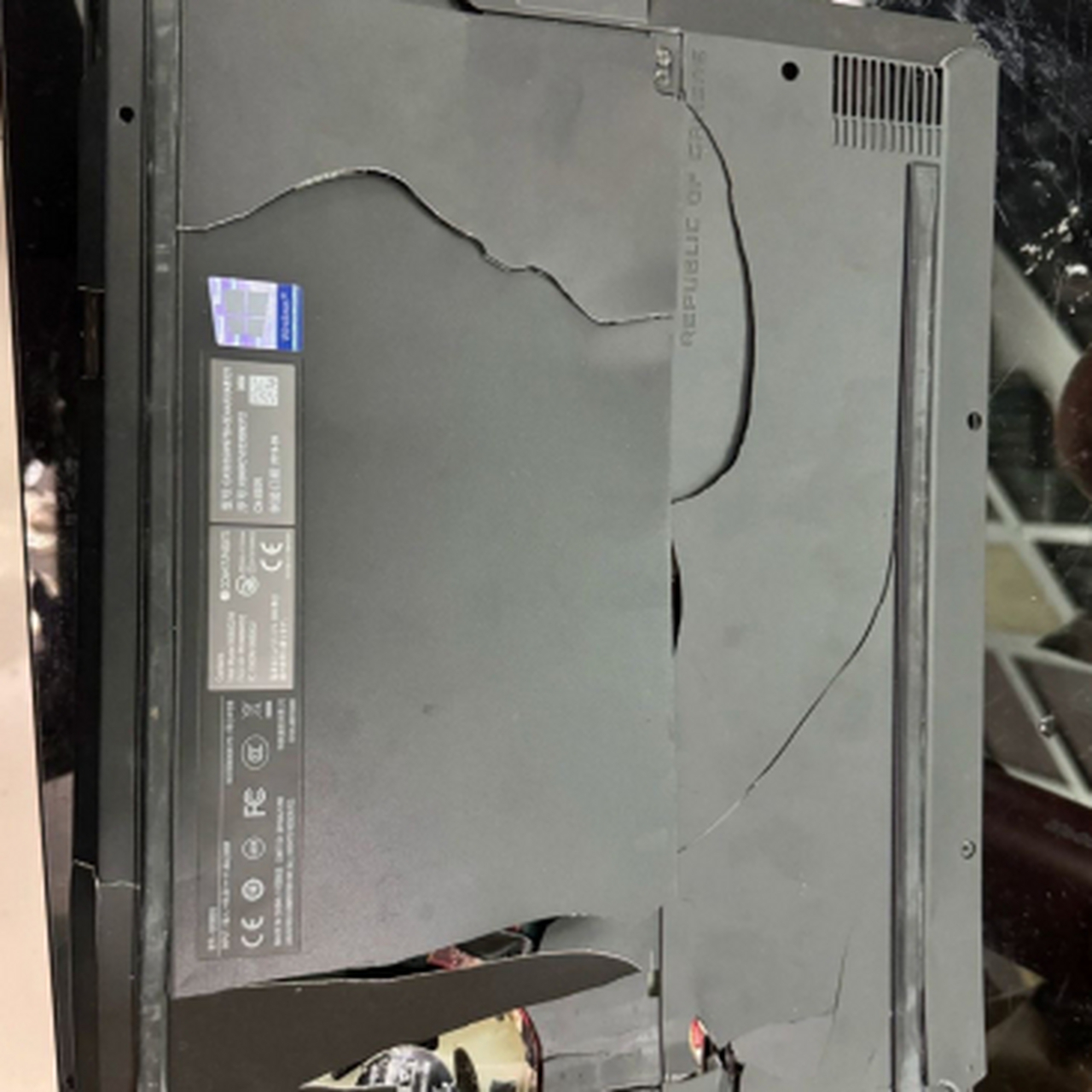 笔记本被舍友摔坏了,不好意思找他赔,想问一下摔成这样还能卖多少钱?