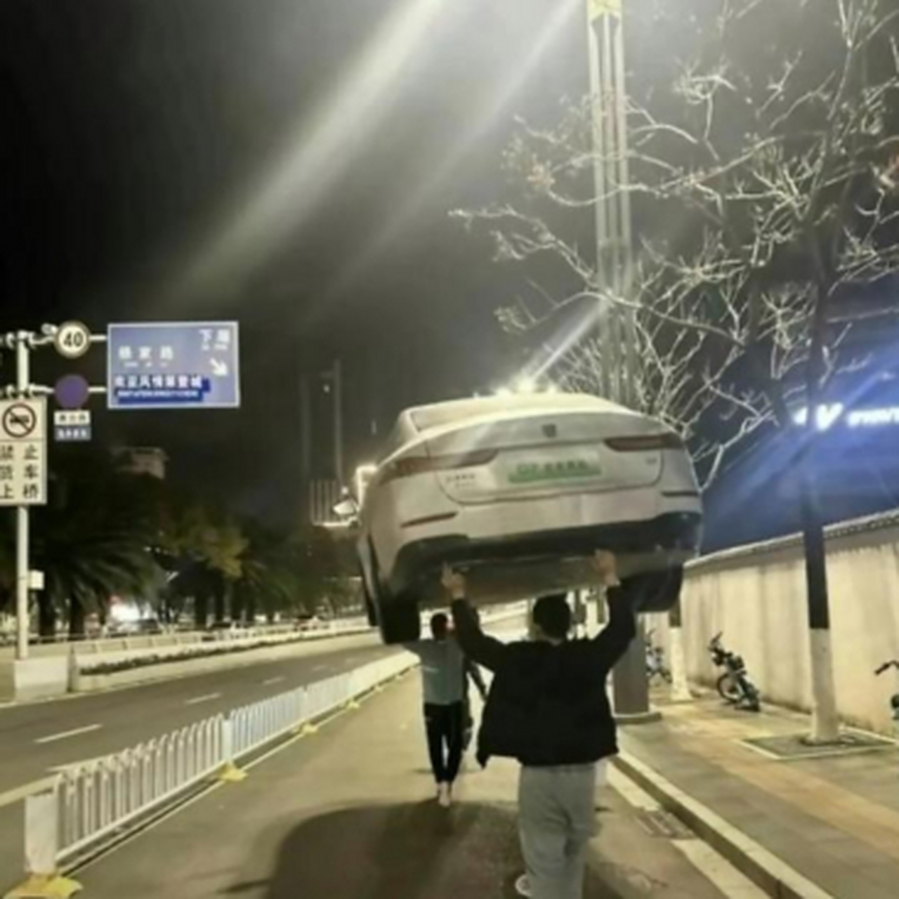 酒吧通宵出来看到的,两个人抬起一辆车,谁来告诉我是不是喝醉了?