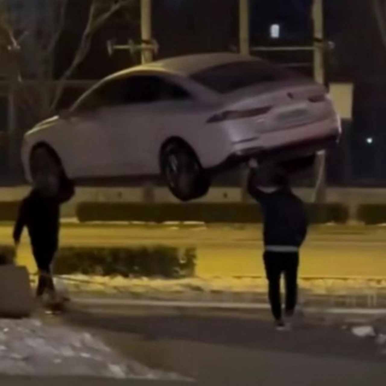 酒吧通宵出来看到的,两个人抬起一辆车,谁来告诉我是不是喝醉了?