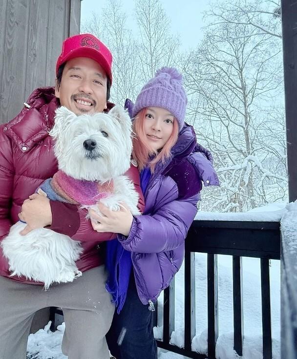 娱乐圈不少艺人把宠物当家人,香港艺人郭伟亮和叶佩雯这对爱狗夫妇就