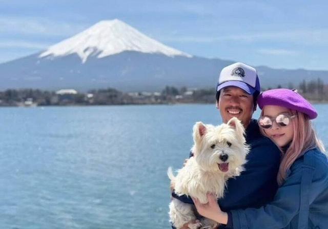 娱乐圈不少艺人把宠物当家人,香港艺人郭伟亮和叶佩雯这对爱狗夫妇就