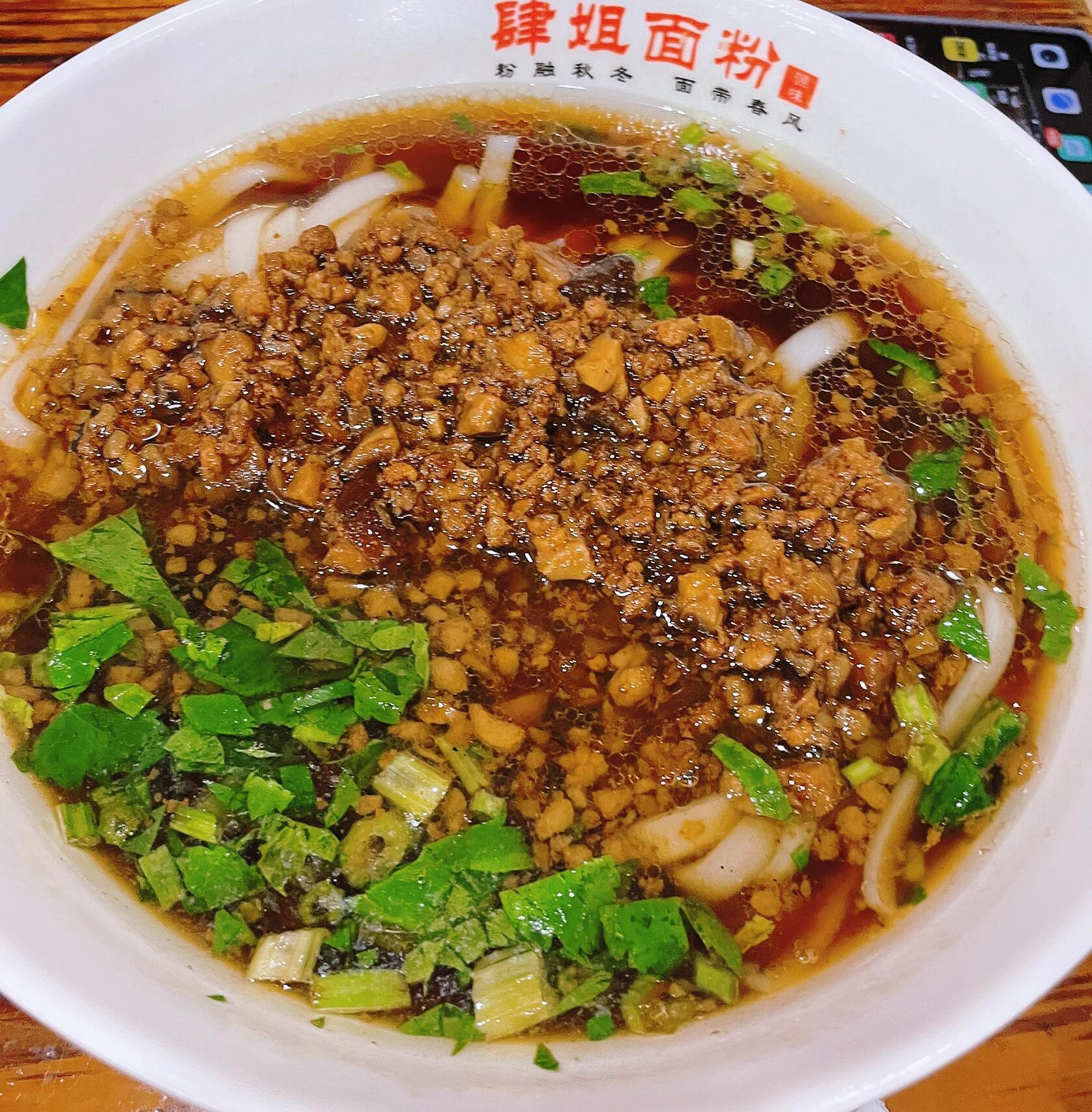 坡子街美食探秘   坡子街,这条长沙最有名的美食街,总是能让我流连