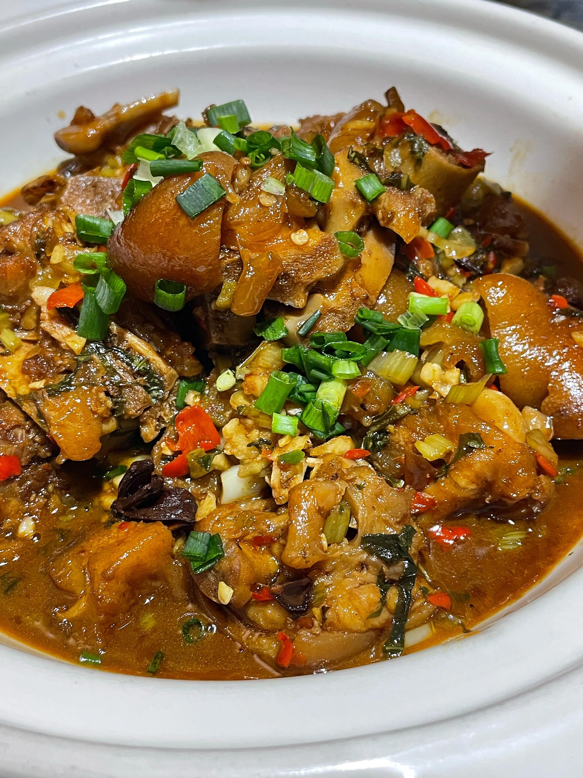 坡子街美食探秘   坡子街,这条长沙最有名的美食街,总是能让我流连