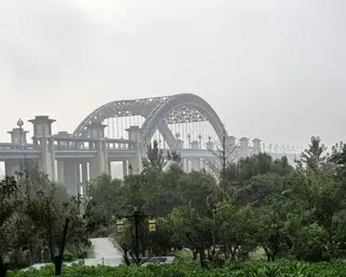 大雾茫茫中的洛河李城大桥河南洛阳瀍河区三川大道周边景观玩一玩,这