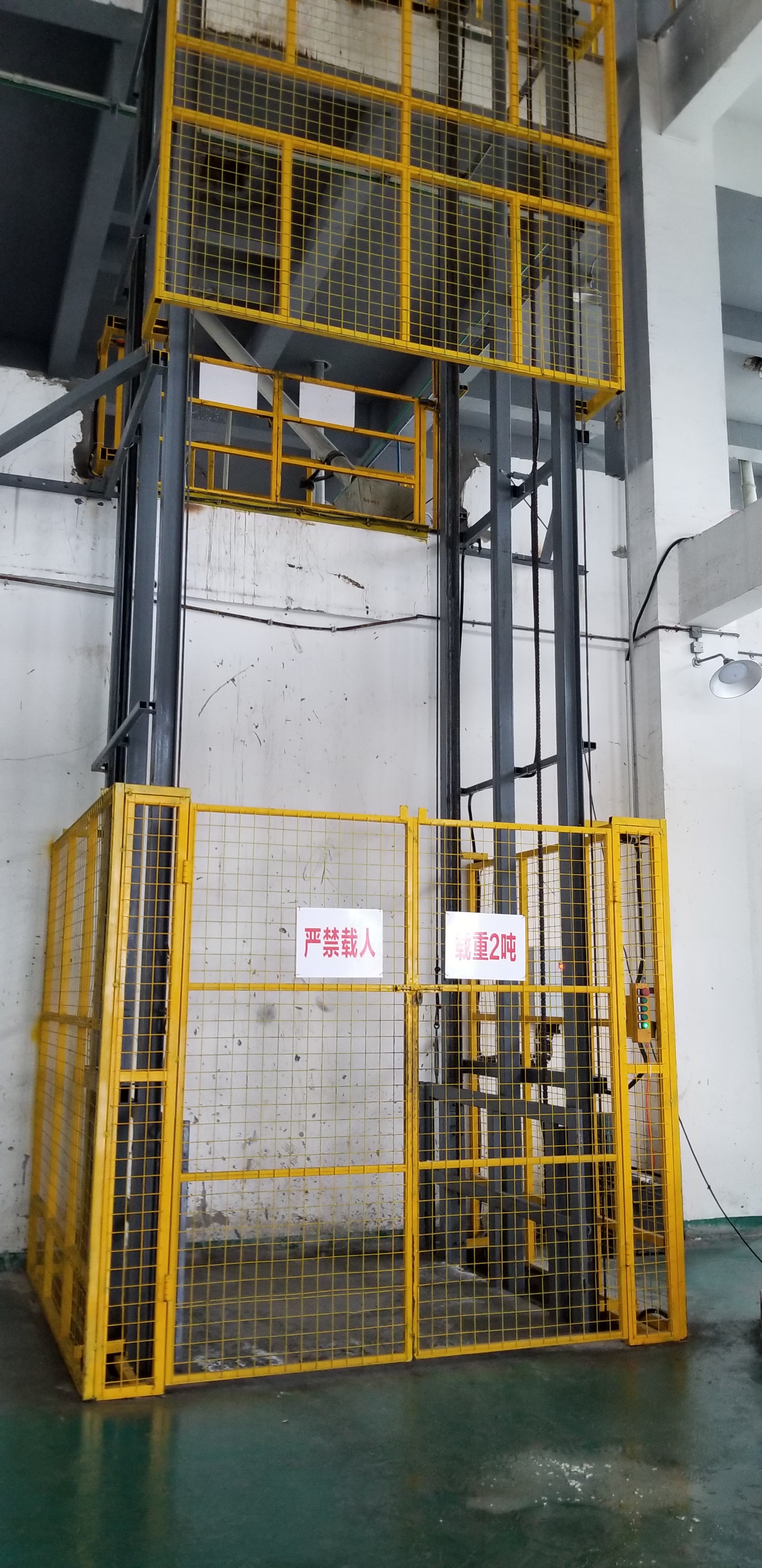 在繁忙的仓库中,明华升降机快速穿梭,轻松完成货物的垂直运输