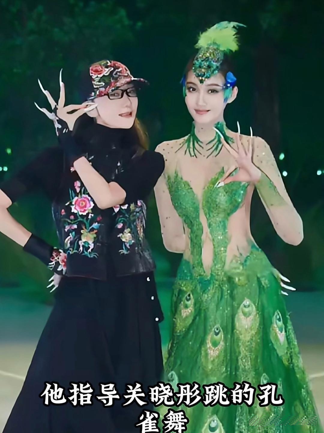 杨丽萍咋也想不到自己超得意的那个孔雀舞如今因为关晓彤被推到了