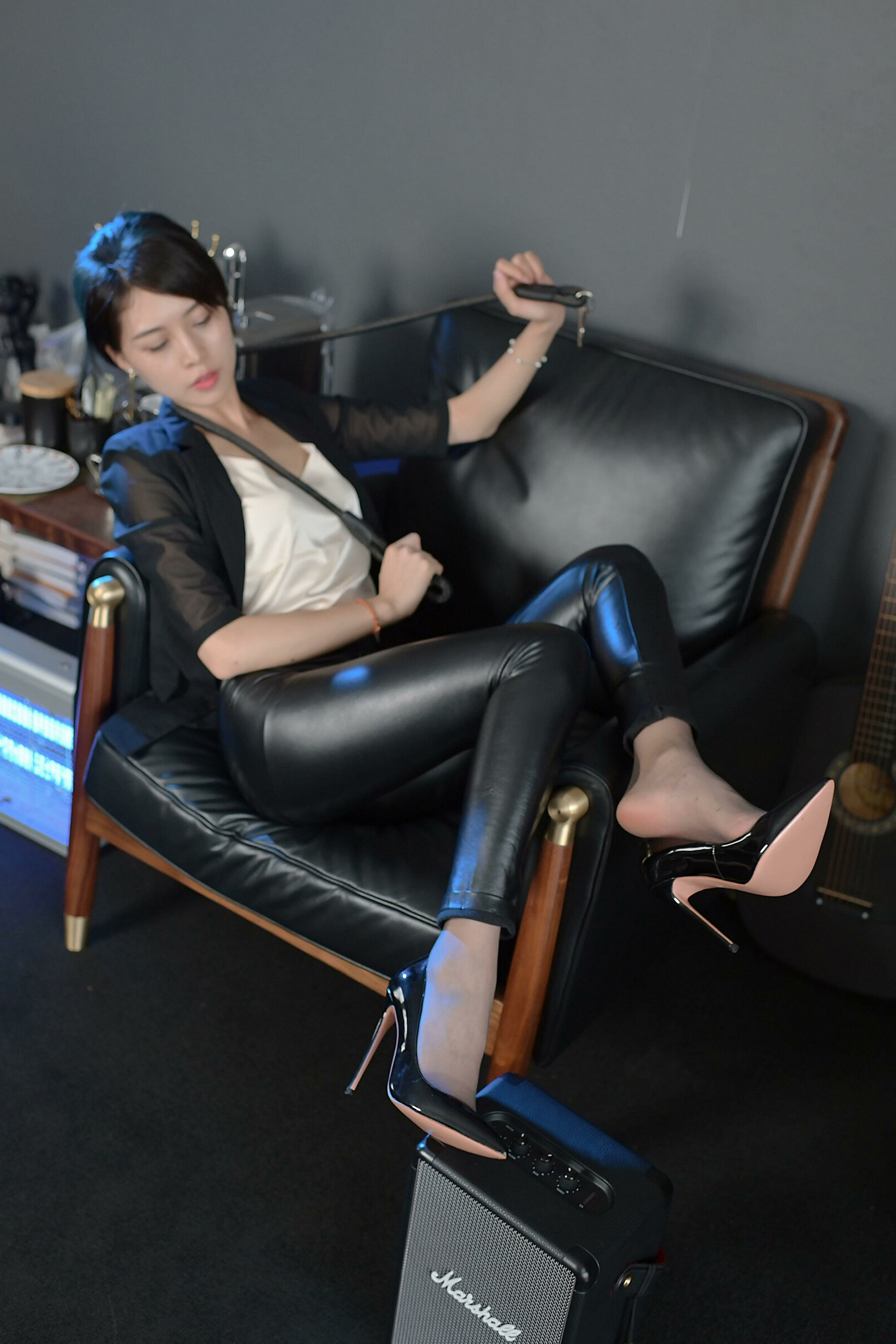 修身皮裤与简约西装尽显身姿曼妙