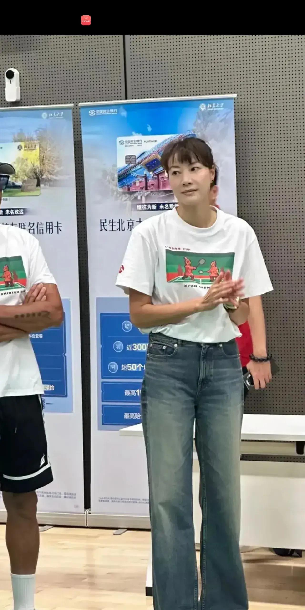 没想到私底下的谢杏芳竟然如此低调,穿着白衬衫搭配牛仔裤,虽然是很