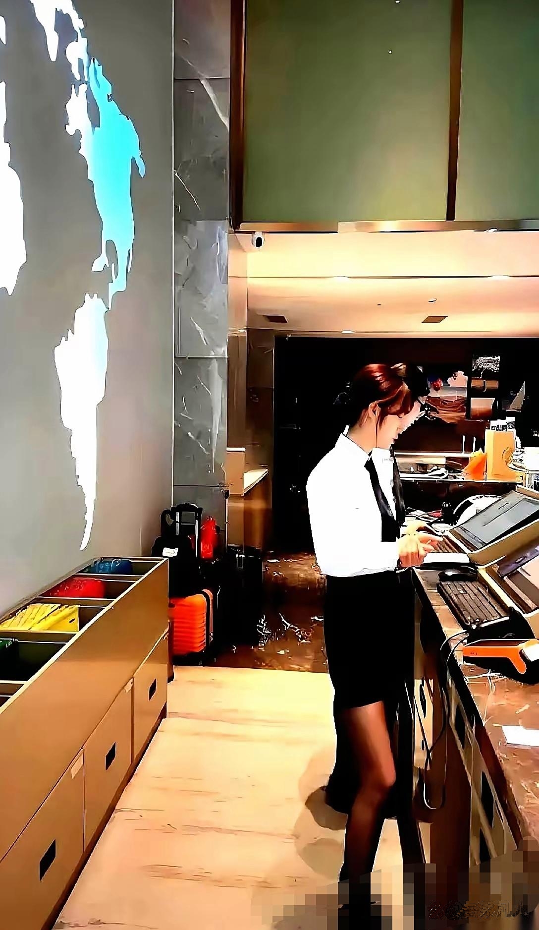 就仨月客人都绕开平台找她订房酒店乐了给她8%提成这哪是服务员