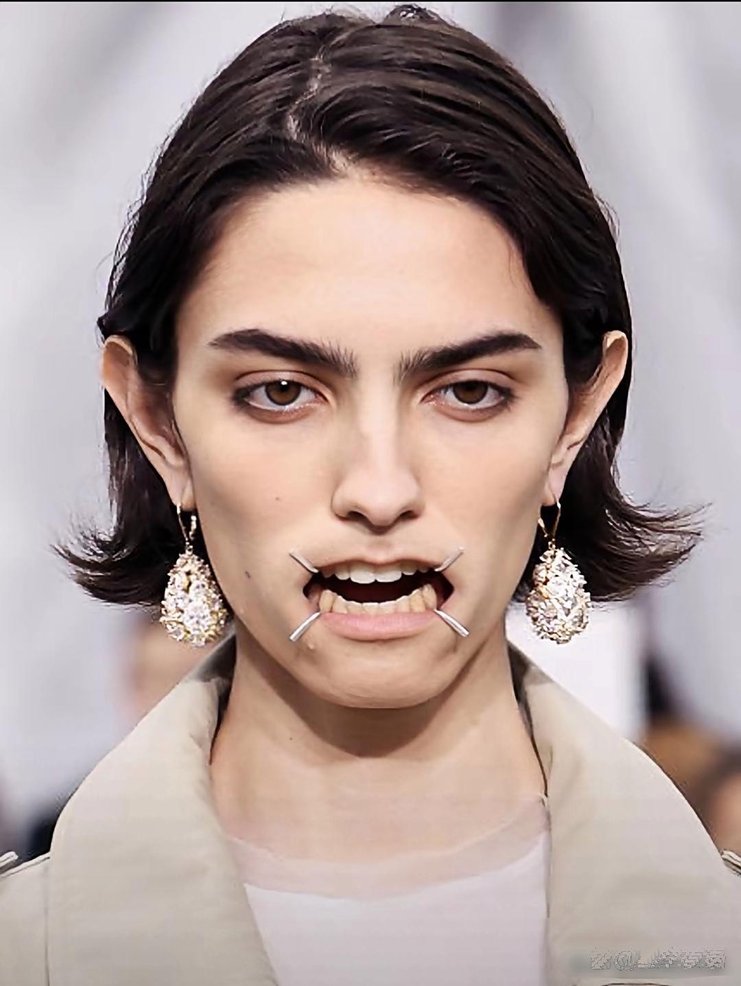 面部表情超不自然,看着特别怪