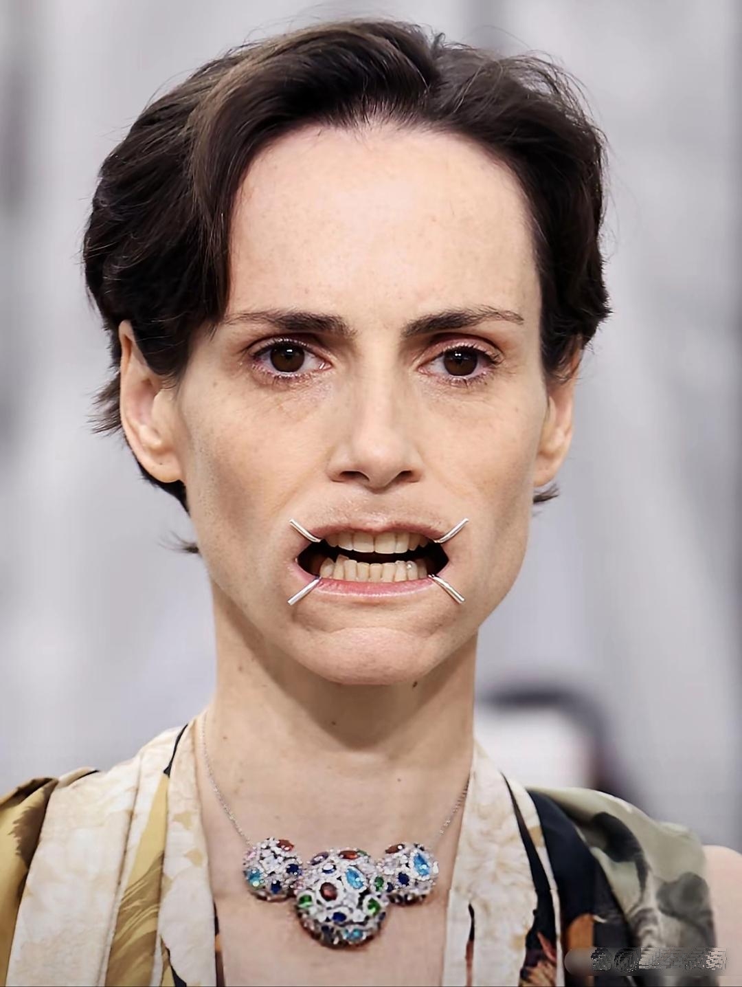 面部表情超不自然,看着特别怪