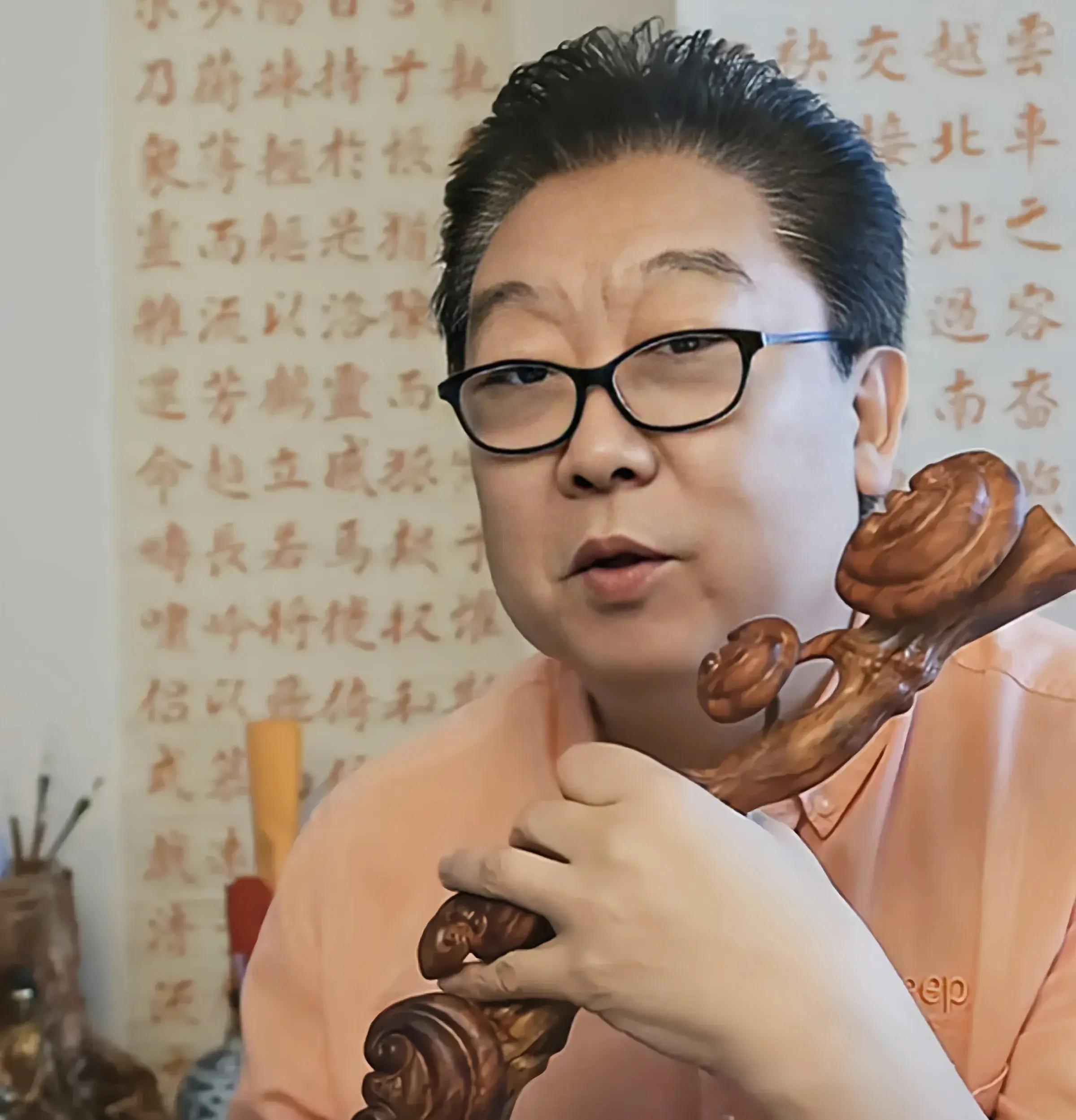 最近相声圈再起纷争体制内退休演员郑健也把矛头对准德云社他说